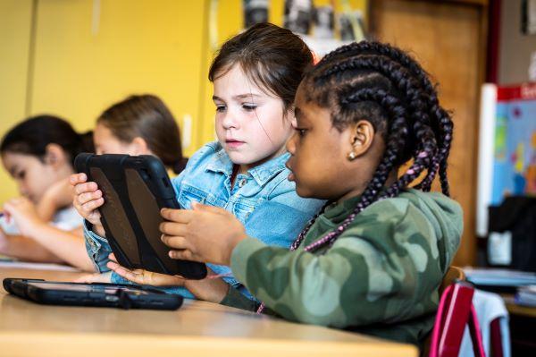 Kinderen lezen op tablet Willem Tell